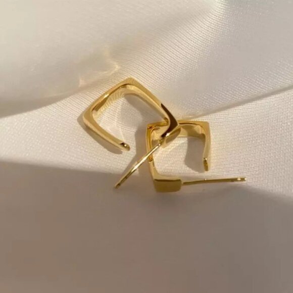 14K Gold Filled Minimalistic Square Earrings - Picture 4 of 5